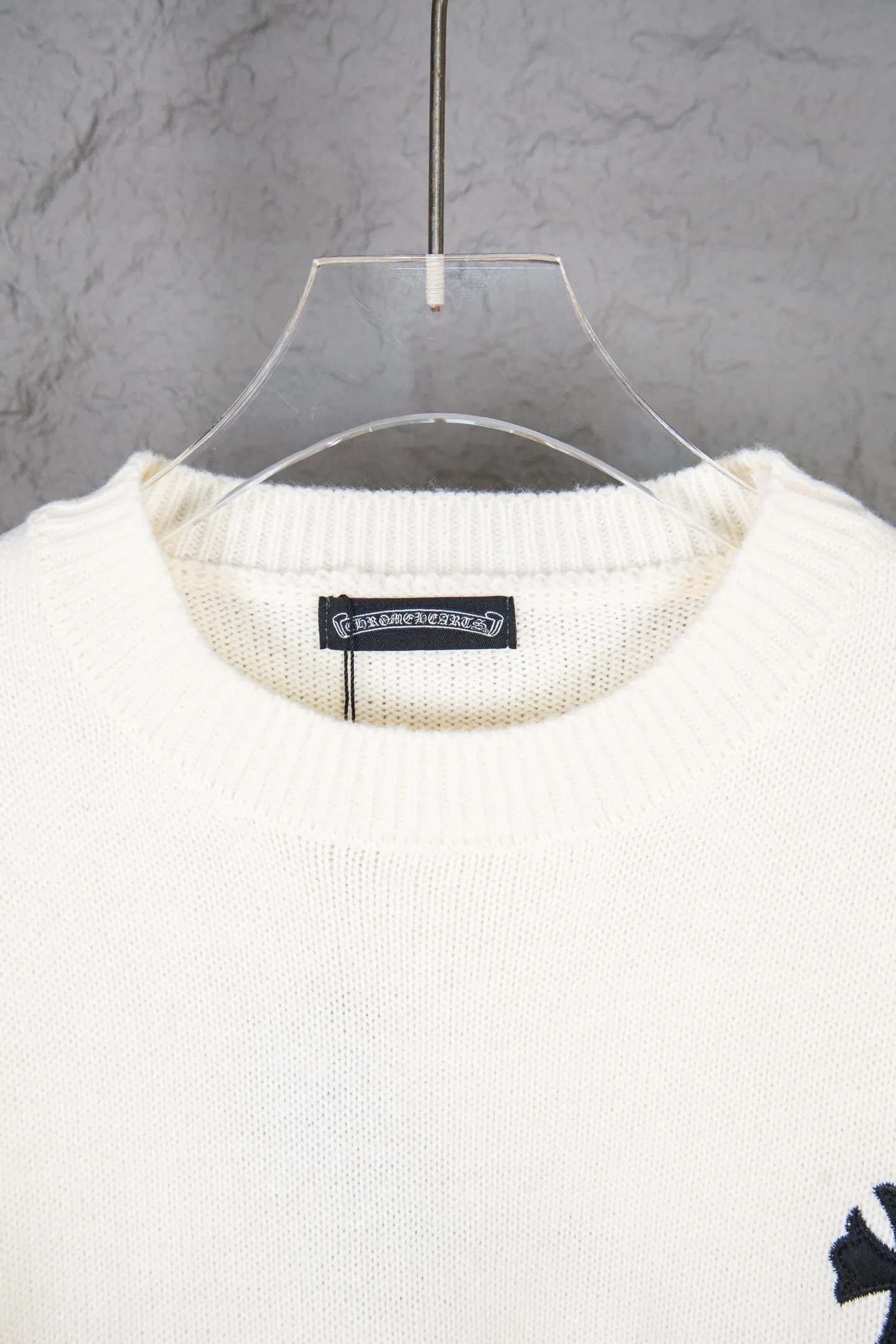 P250 Chrome Hearts CH Chrome Hearts Patch Cross Hole Knitted Sweater Pullover. The popular style is the same for men and women. It is matched with black and white. It looks good in real life. It looks good on the upper body. It looks good in daily wear. It is even more photogenic. It’s hard not to buy it. Buy it for me!!! Believe me, no one can refuse such a machine-length Chrome Hearts jacket. It has expanded the version based on the old version. The upper body is loose and stylish. The casual design of the hem is expanded to make fat people slim down to the extreme. Slim people are limited to high-end and high-end. 10,000 yuan ZP printing. 1:1 perfect restoration. Looks good when worn alone. Both men and women can control it easily. If you care more about quality, you must also respect the price. It is completely different from the thin see-through bottoms that pill when worn. If the style makes you shine at a glance, then quality is what you should pay more attention to. Compared with price, what we focus on is quality. Customers who have received my products know all about it. ️️️ Sweaters on the market are generally made of bract yarn. We use modal. Compared with core-spun yarn, the advantages are very intuitive: high cost, high price, high density, relatively expensive for developers, allowing us to make a lot less money. In addition, the upper body is delicate, anti-pilling, and high-end. We are conscientious sellers. Quality determines the upper body effect. No matter how bad the quality, the best style is still the temperament of the urban-rural fringe. We only do long-term business. Quality determines character. Take it back and wear it with confidence and wash it. The quality of the pattern will definitely make your eyes shine. We only make the right version of high quality. We make high-end hard goods. Reject junk goods and reject fast food. Conscientious quality and conscientious price. You deserve it!  Color: Black White Gray Red Size: S M L